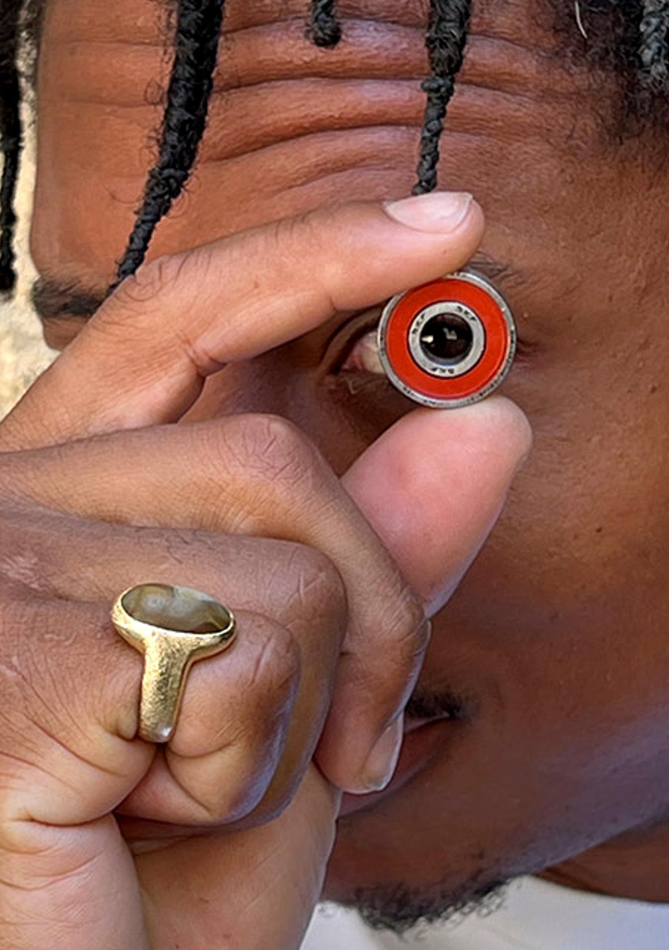 Skf bearings tenuto in mano da un pro skater
