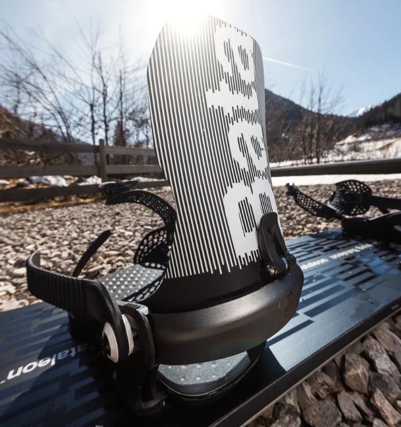 attacco snowboard montato su una tavola pronto per la session