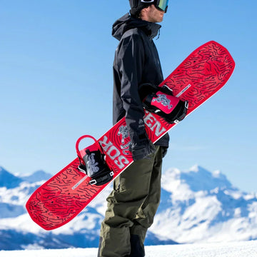 Snowboarder in montagna con tavola da snowboard, guida su come scegliere la tavola da snowboard giusta