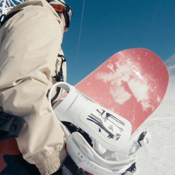 Dettaglio attacco Union Ultra su snowboard con rider sulla neve in condizioni reali