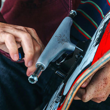 Montaggio truck skateboard su tavola street