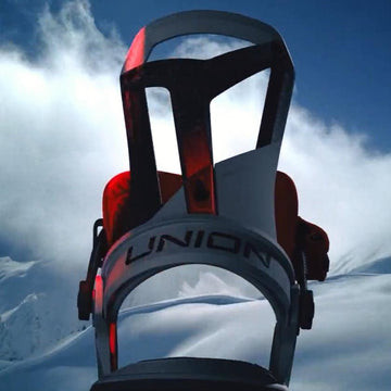 Union Falcor snowboard binding con highback tecnico su neve, design orientato a precisione, controllo e performance