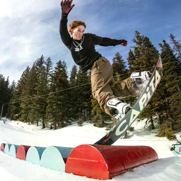 Capita D.O.A. Defenders of Awesome snowboard grafica top sheet vista completa