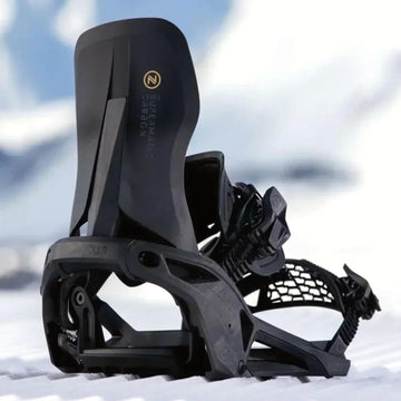 Attacco snowboard Nidecker Supermatic Carbon su neve dettaglio highback e struttura