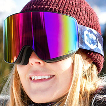 Rider con maschera snowboard Out Of Void The One con lente fotocromatica in montagna