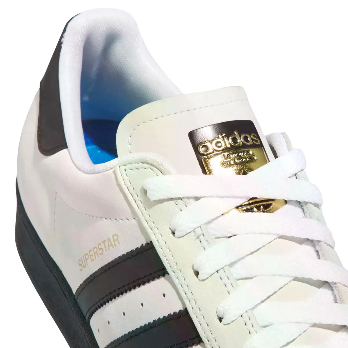 ADIDAS SUPERSTAR ADV CRYWHT CBLACK FTWWHT Adidas superstar adv crywht cblack ftwwht. Stylischer Performance-Skateboard-Schuh im reinen Adidas-Stil. Benutze ihn, wo immer du willst. Robust und bequem, um dir in jeder Situation einen Hauch von Originalität zu verleihen.