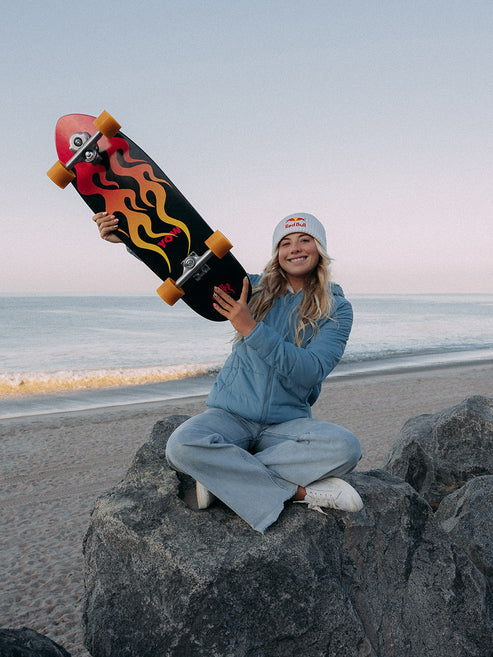rider con surfskate in mano