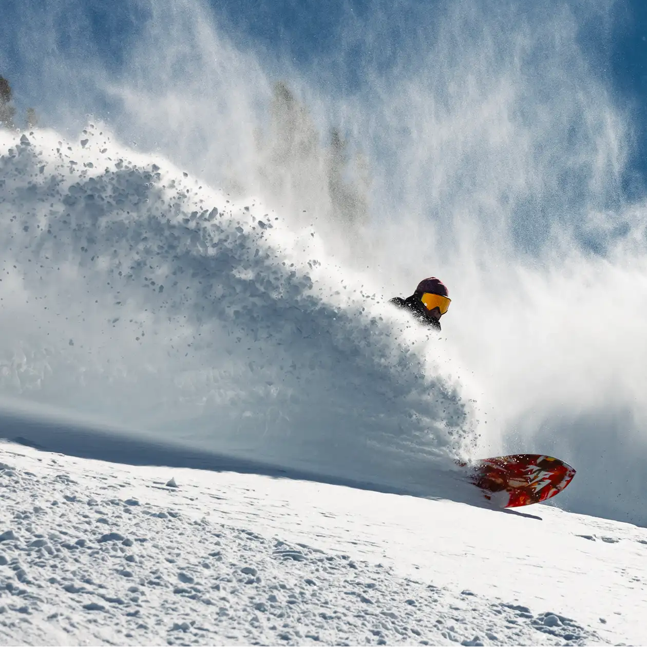 Rider che snowboarda avendo scelto dalla collezzione tavole da snowboard 