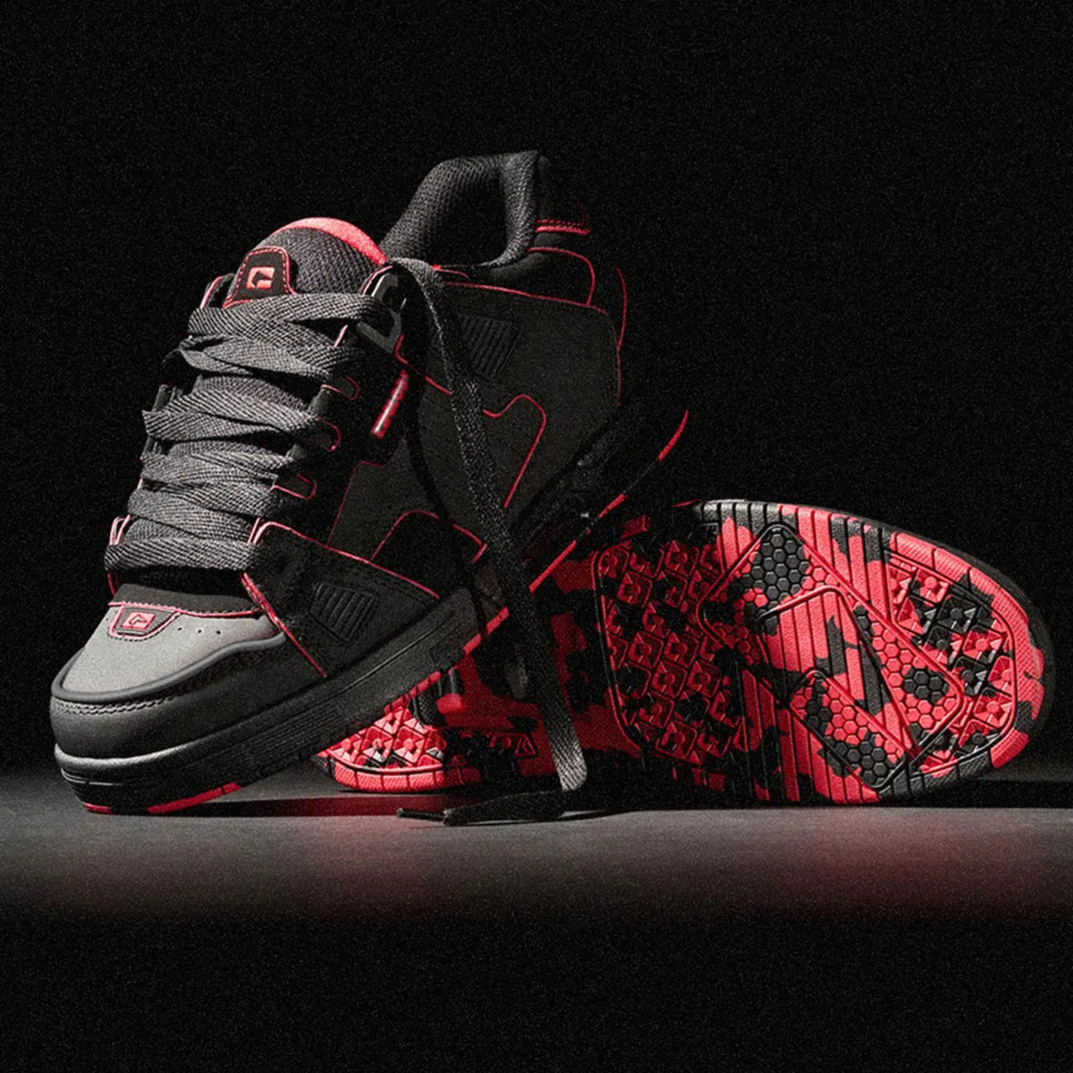 Scarpa globe sabre colore rosso e nero
