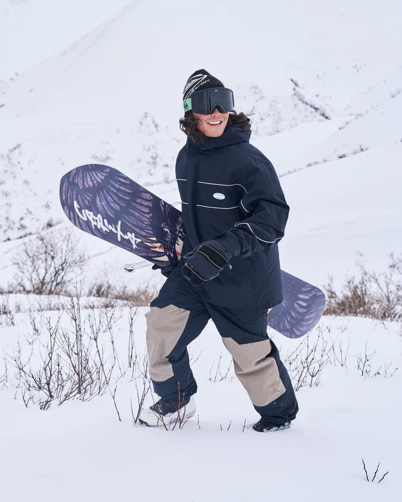 Tavola capita snowboards tenuta in mano da un rider