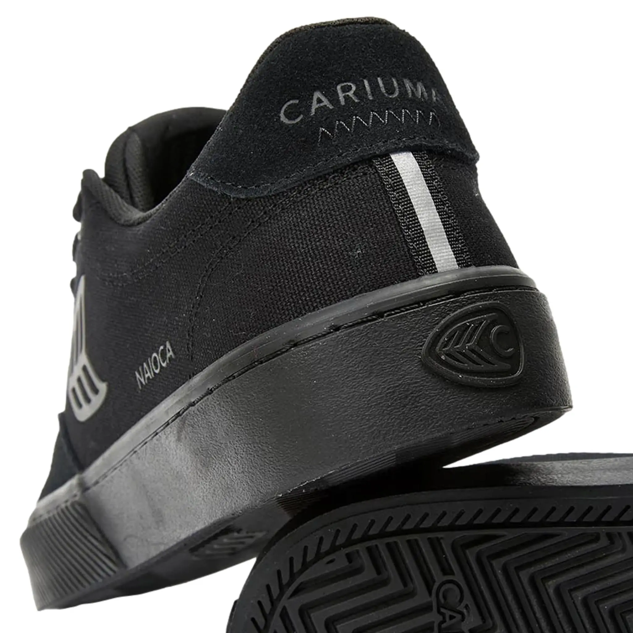 Cariuma Naioca pro all black suede